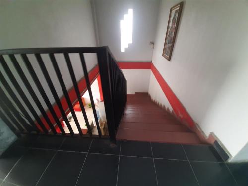 LampungTuru Hostel的楼梯间内的楼梯