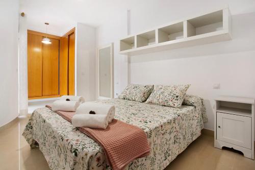 罗萨里奥港Puerto Playa 2的一间卧室配有一张带两个枕头的床