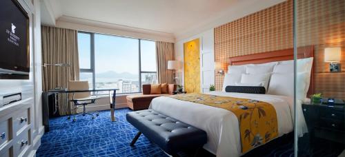 杭州杭州JW万豪酒店的酒店客房设有一张大床和一张书桌。