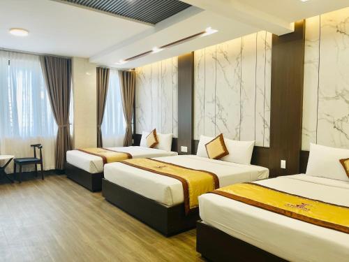 潘切占城度假酒店&Spa的一间酒店客房,房间内设有三张床