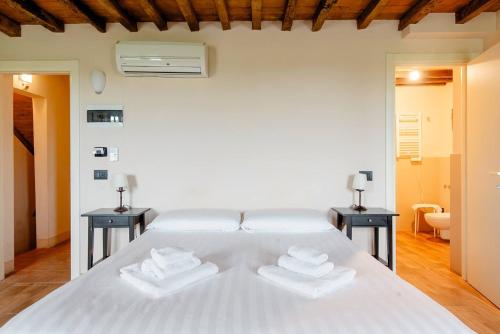 GattaticoAntico Casale Caroli的一间卧室配有白色床和2个床头柜