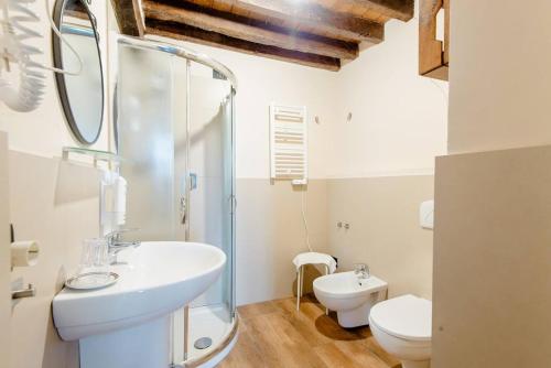 GattaticoAntico Casale Caroli的一间带水槽、淋浴和卫生间的浴室