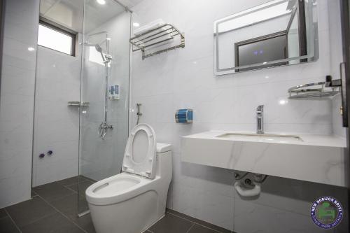 吉婆岛CHÂN TRỜI MỚI -NEW HORIZON HOTEL的浴室配有卫生间、盥洗盆和淋浴。