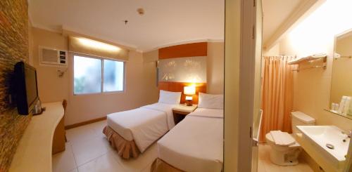 碧瑶碧瑶小木屋的酒店客房设有两张床和盥洗盆