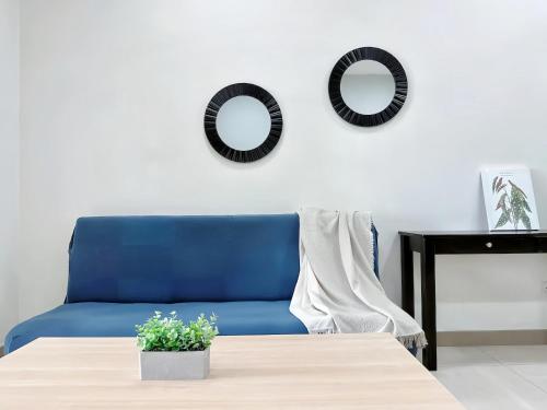 怡保The Octagon Ipoh的蓝色的沙发以及带两面镜子的桌子