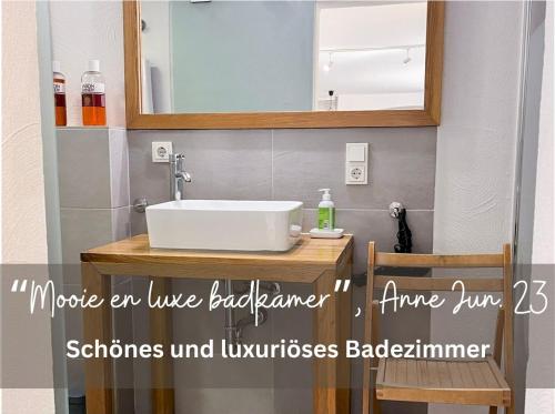杜德尔多夫Living-in-History: Historischer Charme und Design的一间带水槽和镜子的浴室