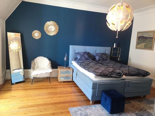 诺尔雪平Stor lägenhet för familj eller företag的一间卧室设有一张床和蓝色的墙壁