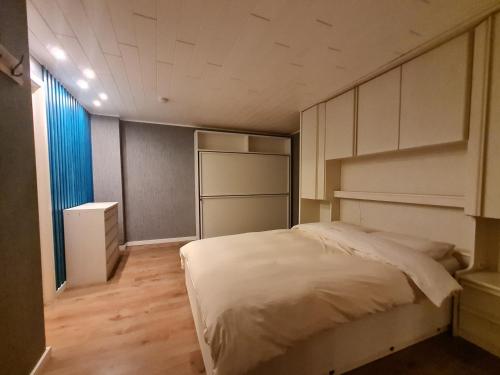 尼乌波特斯特德旅馆的一间带床和冰箱的小卧室