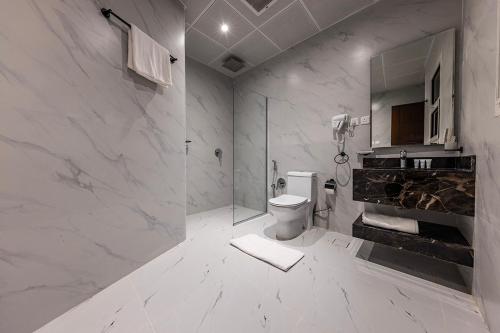 利雅德Towlan Qurtuba 2的白色的浴室设有卫生间和淋浴。