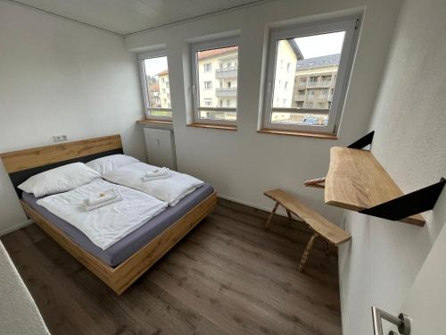 上施陶芬Ferienwohnung im Stadtzentrum的一间小卧室,配有床和2个窗户