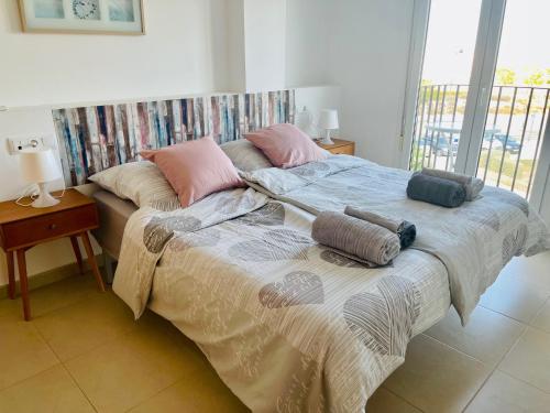 穆尔西亚Apartment Lucy Hacienda Riquelme Golf resort的卧室内的一张带枕头的床