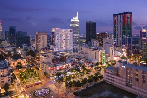 胡志明市Sheraton Saigon Grand Opera Hotel的夜晚的城市景观