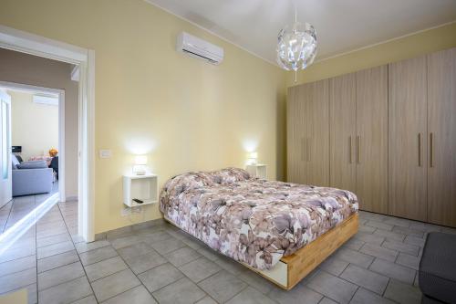 皮亚琴察La casa del Sole的一间卧室配有一张床和一个梳妆台