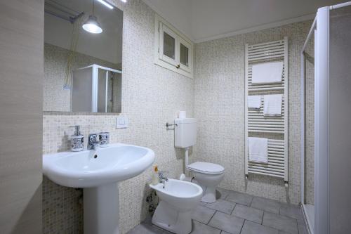 皮亚琴察La casa del Sole的白色的浴室设有水槽和卫生间。