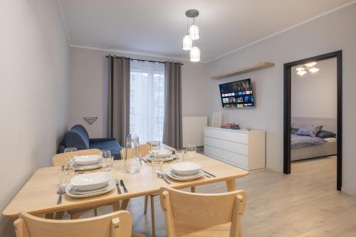 格丁尼亚02 Gdynia Premium - Apartament Mieszkanie dla 4os的一间带桌椅的用餐室和一间卧室