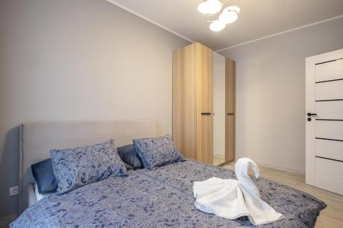 格丁尼亚02 Gdynia Premium - Apartament Mieszkanie dla 4os的一间卧室配有一张带白色毛巾的床