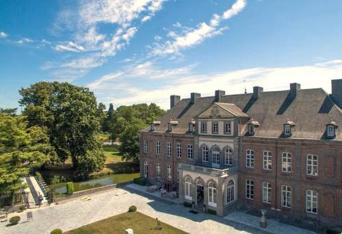 Vierset-Barse维尔赛特城堡酒店的享有大型砖砌建筑的空中景致