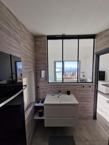 滨海萨纳里Sanaritz的一间带水槽和大窗户的浴室