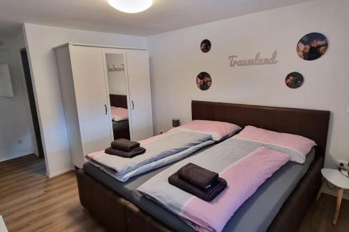 圣迈克尔隆高Bergzeit的一间卧室配有两张带毛巾的床