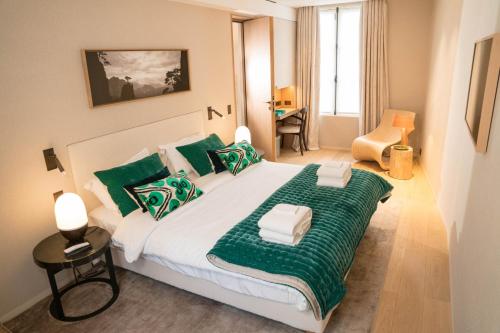 巴黎Superbe Penthouse 3 Chambres Hammam Terrasse的一间卧室配有一张带绿色枕头的大床