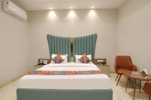 卢迪亚纳FabHotel Prime Royal Court的一张带蓝色床头板的睡床