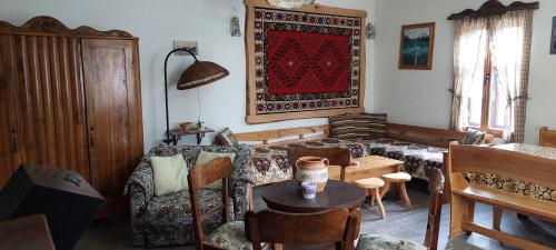 皮罗特Golemi kamik Pirot的客厅配有沙发和地毯
