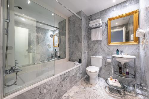 帕斯底拉卡萨Hotel Caribou的带浴缸、卫生间和盥洗盆的浴室