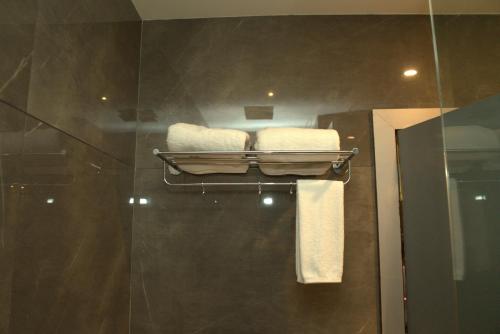 Kishanganj BazarHotel Tanisha的浴室配有毛巾架和毛巾