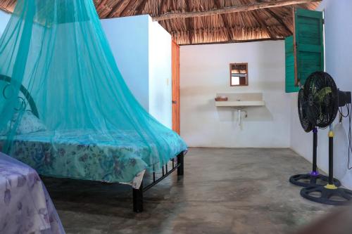 巴卡拉尔Las Palmas的一间卧室配有一张带蚊帐的床