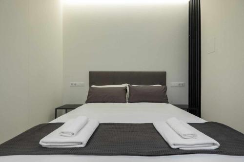 塞维利亚AT Presidente Nº2 apartamento privado completo的床上有两条毛巾