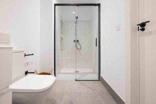 塞维利亚AT Presidente Nº2 apartamento privado completo的带淋浴和卫生间的白色浴室