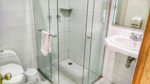 科罗萨尔Del Parque Hotel的带淋浴、卫生间和盥洗盆的浴室