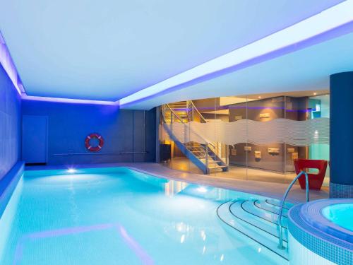 爱丁堡诺富特爱丁堡中心酒店的一座带滑梯的游泳池