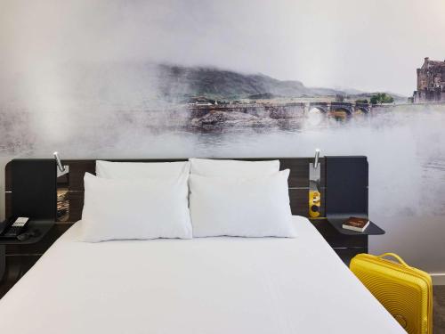 爱丁堡诺富特爱丁堡中心酒店的一张带白色枕头的床,画室里