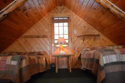 艾兰帕克鹰岭牧场旅舍的小木屋内带两张床的房间
