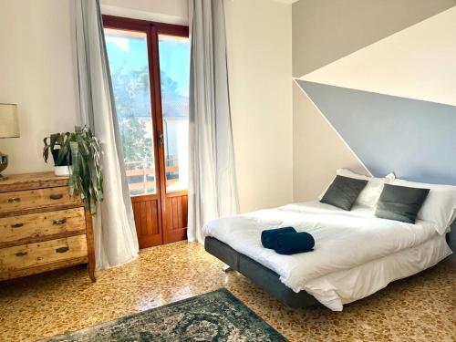 GioiellaCasa Vacanza Sergio e Carla的一间卧室设有一张床和一个大窗户