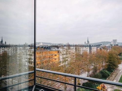 鲁昂ibis Rouen Centre Rive Droite Pasteur的阳台享有城市美景。