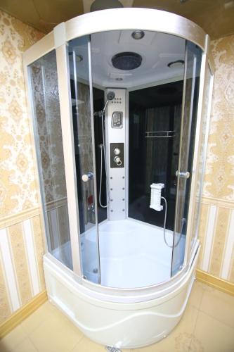 巴库Pilot Baku hotel的一个带大镜子的淋浴间