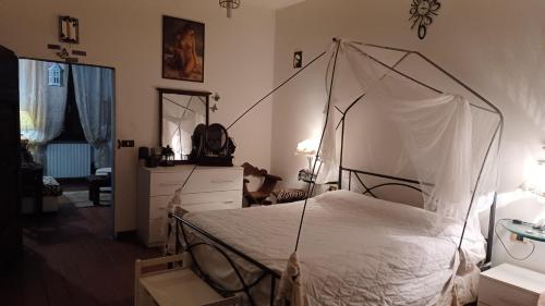 菲利内瓦尔达诺Casale Toscano in aperta campagna的一间卧室配有一张带蚊帐的床