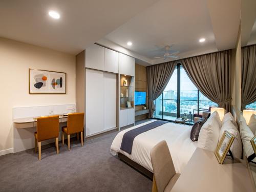 梳邦再也Sunway Sanctuary - Seniors Hotel & Residences的酒店客房设有一张大床和一张书桌。