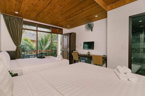 富国Valentina Resort & Spa Phu Quoc的酒店客房设有两张床和电视。