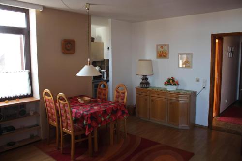 达默Lindenhof Wohnung 19的配有桌椅和厨房的房间