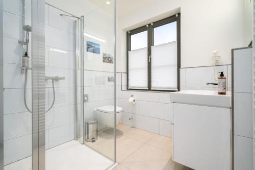 施托尔佩奥夫乌塞多姆Zolima - Apartment - Familie - Paare - E-Bike Ladestation的带淋浴、卫生间和盥洗盆的浴室