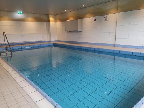 达默Strandhotel Wohnung 62的蓝色海水大型游泳池
