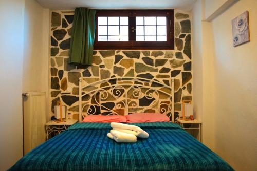 阿尔加拉斯蒂YourLittleMiracle-PanoramicView+FirePit+Garden+BBQ的一间卧室配有一张石墙床