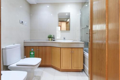 里斯本Laranjeiras Design by Homing的一间带卫生间和水槽的浴室