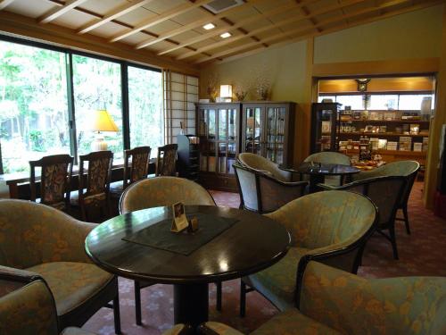 下吕市卡瓦卡米亚旅馆的一间在房间内配有桌椅的餐厅