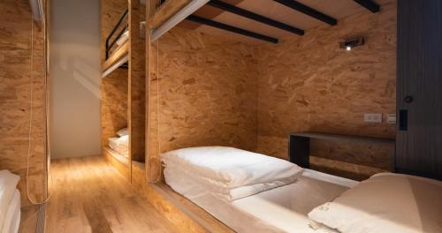 台北眷村1954的一间卧室设有两张床,铺有木地板