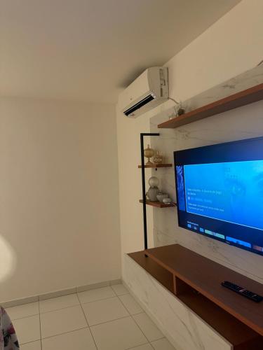 Paulo AfonsoApt Real的客厅配有壁挂式大屏幕平面电视