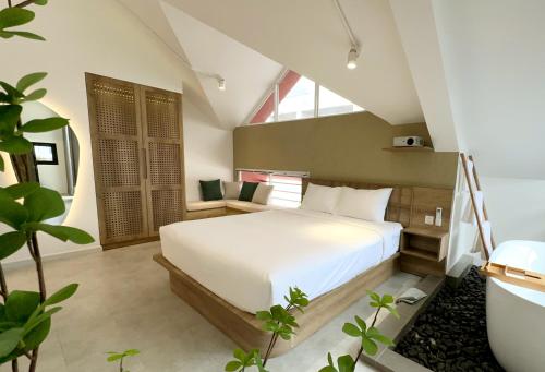 胡志明市KIN WANDER - Tân Phong的卧室设有一张白色大床和一扇窗户。